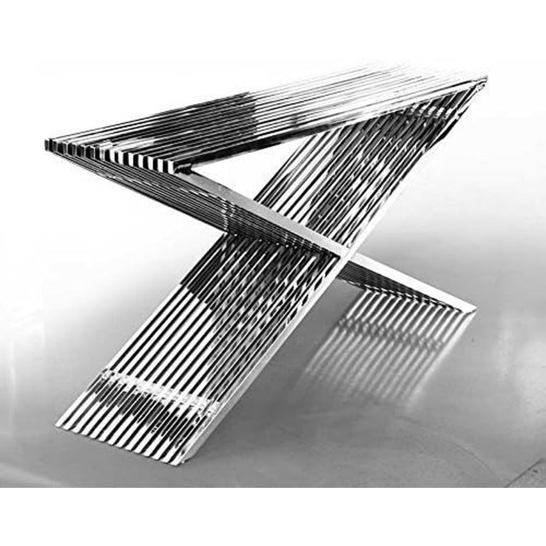Die Sitzbank zeigt sich in Silber