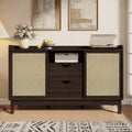 Das Sideboard vereint grifflose Fronten mit geschlossenem Stauraum