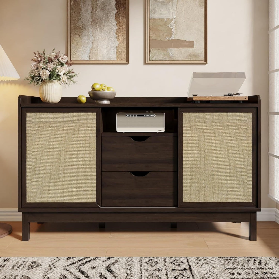 Das Sideboard vereint grifflose Fronten mit geschlossenem Stauraum
