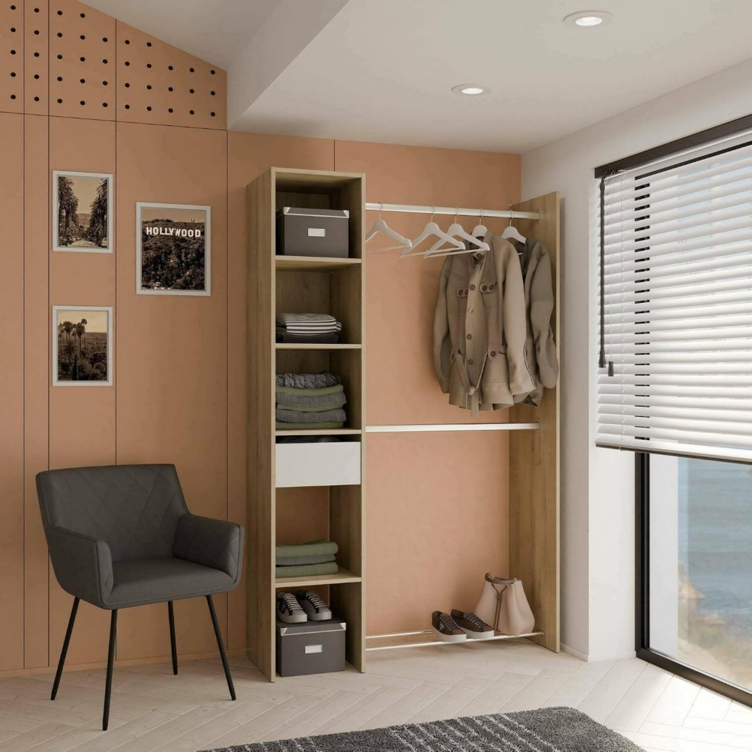 Der Kleiderschrank nimmt mit 183 cm Gestalt an