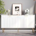 Verstellbare Ablagen und goldfarbene Griffe an dem Sideboard