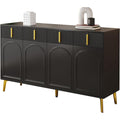 4 Tueren treffen auf goldfarbene Griffe an dem Sideboard