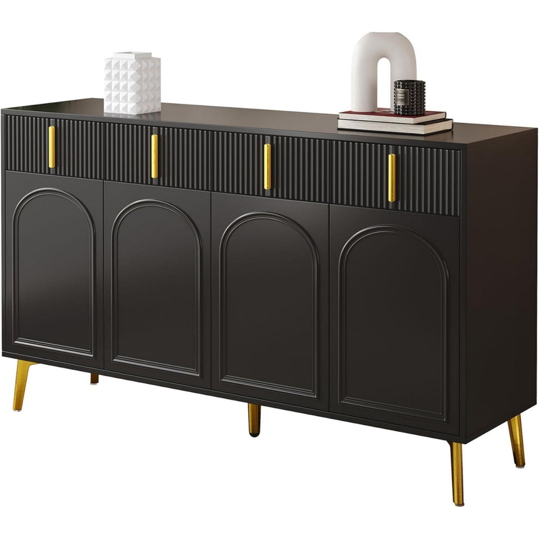 4 Tueren treffen auf goldfarbene Griffe an dem Sideboard