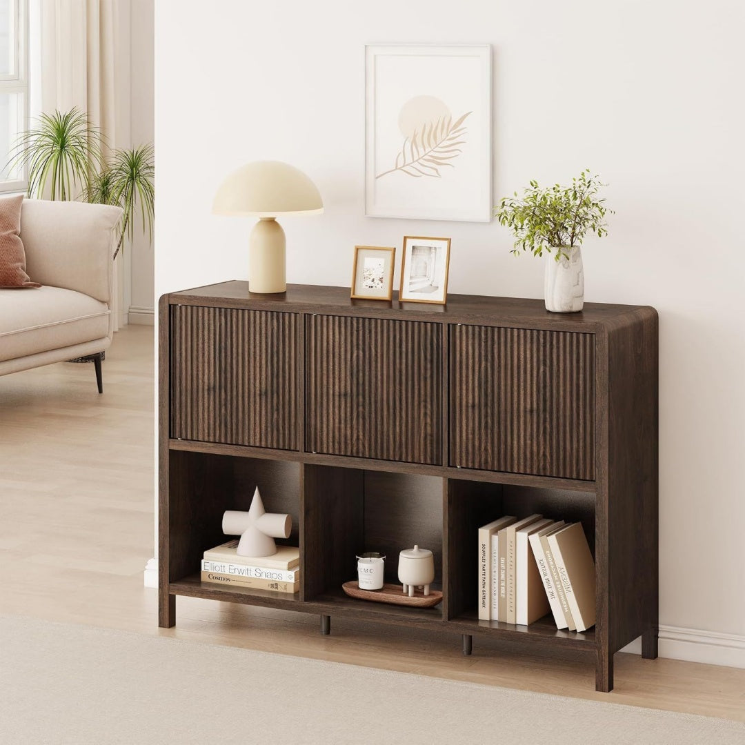 Das Sideboard vereint grifflose Fronten mit 3 Tueren