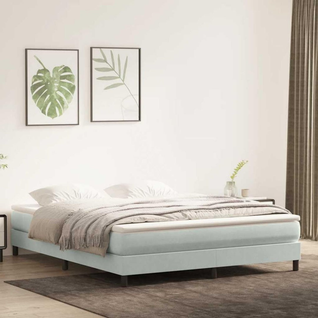 Boxspringbett verbindet Holzbeine und einen Lattenrost