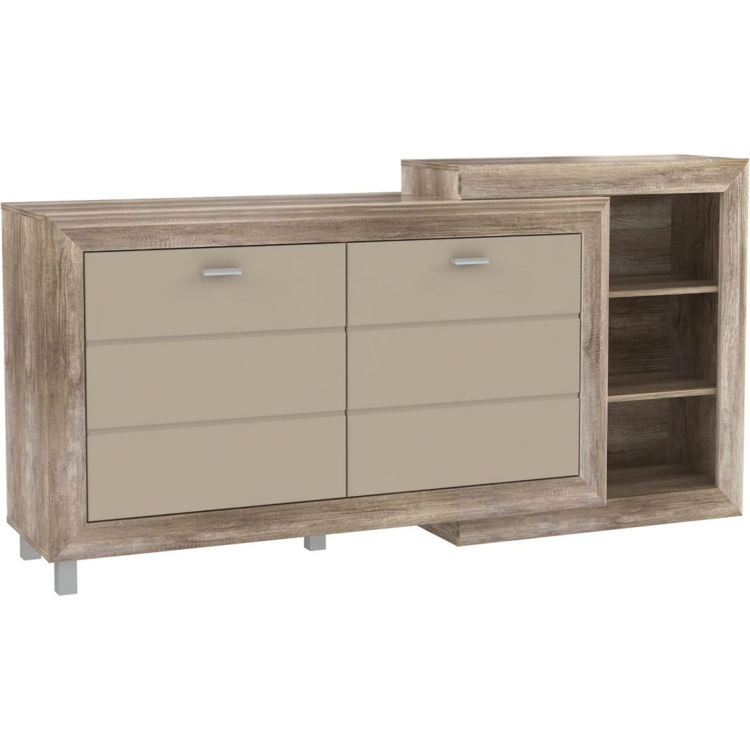 2 Tueren treffen auf eine Wandmontage an dem Sideboard