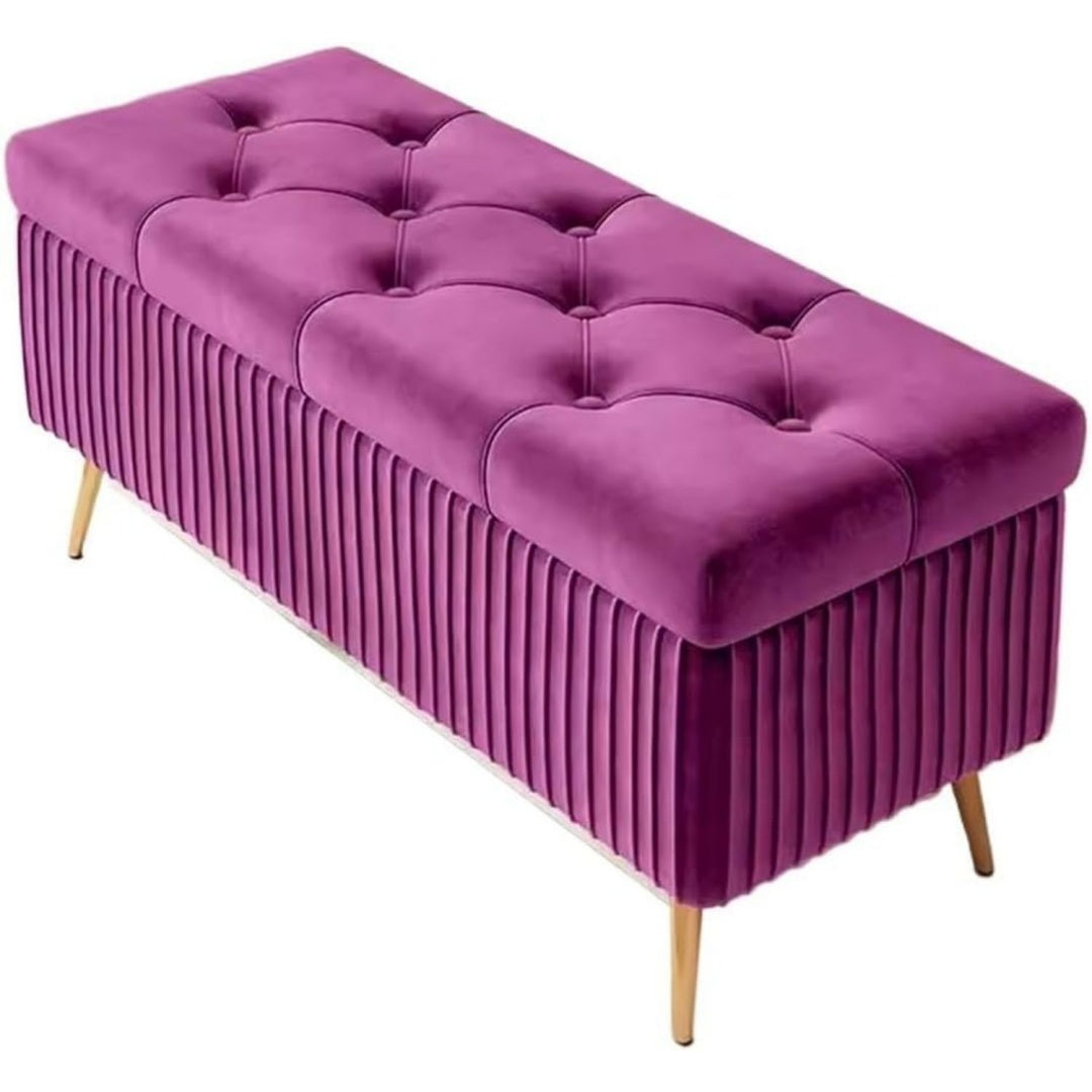 Hocker aus Stoff und Massivholz mit weichen Polstern