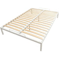 Das Bettgestell misst 140 x 200 cm