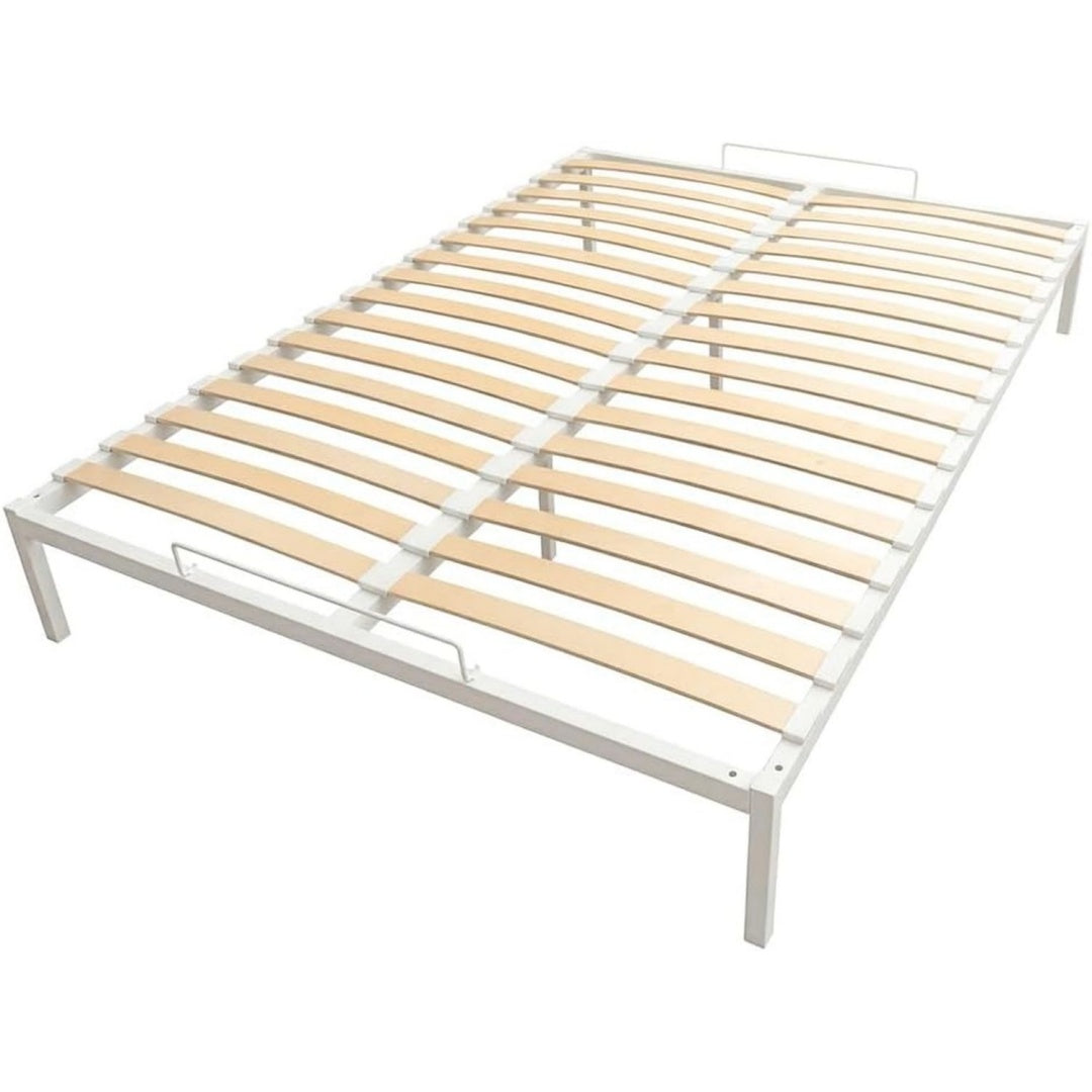 Das Bettgestell misst 140 x 200 cm